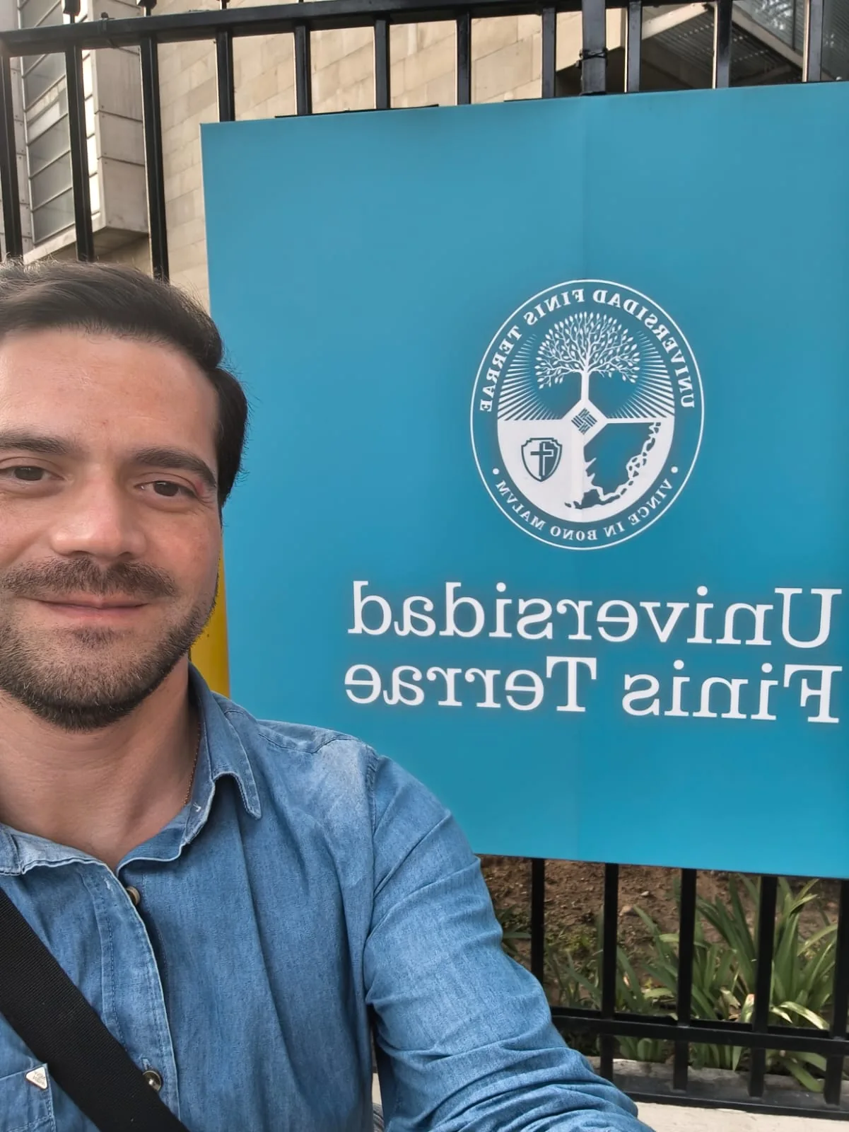 Dr. Pablo Galleguillos en la clínica dental